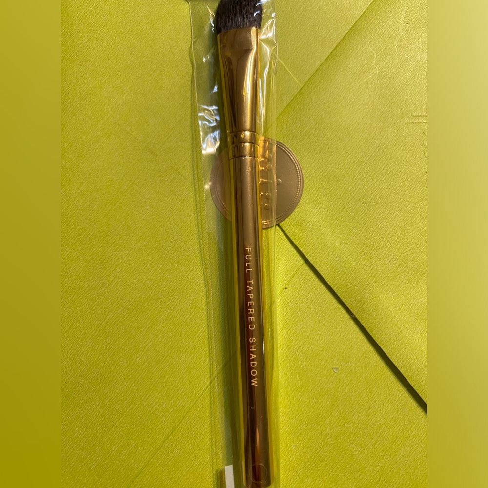 Bare Minerals Full tapered shadow brush. New